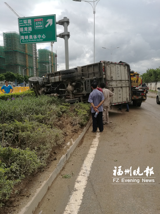 湾边互通辅道路况差　一车被