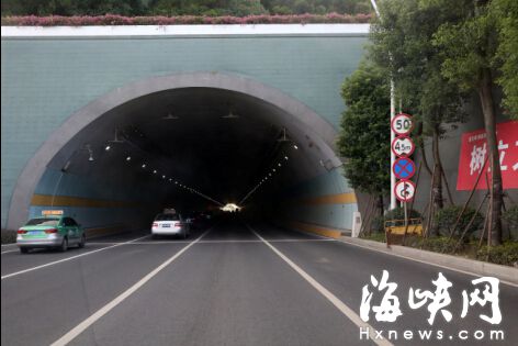 金鸡山隧道口挂着限速50公里/小时以及禁止超车的标识牌
