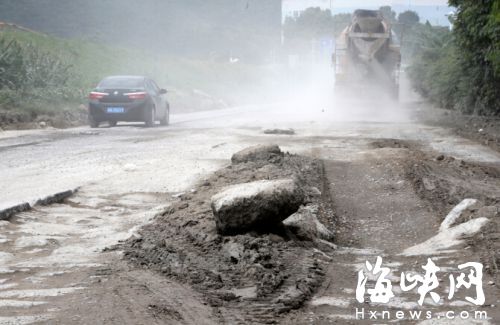 南屿镇苏岐路段路面破损严重，车辆经过灰尘漫天（摄于今年7月初）