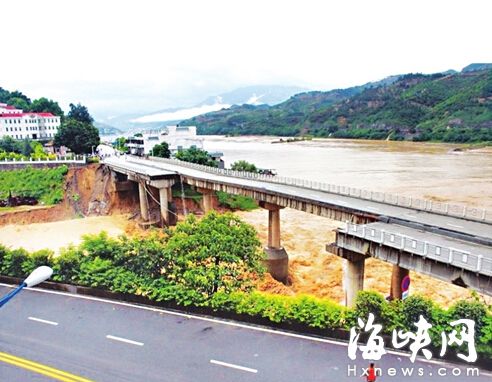 台风中被损毁的闽清溪口大桥