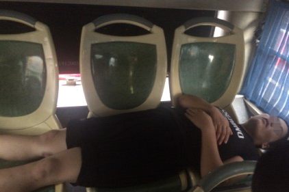 福州年轻男子公交车上躺着睡觉 一个人占4个位置