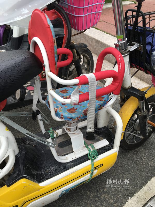 市场难寻电动车后轮保护盖　脚踏板装凳子隐患多