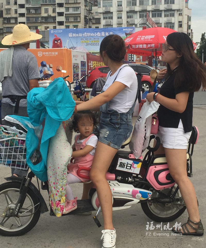 市场难寻电动车后轮保护盖　脚踏板装凳子隐患多