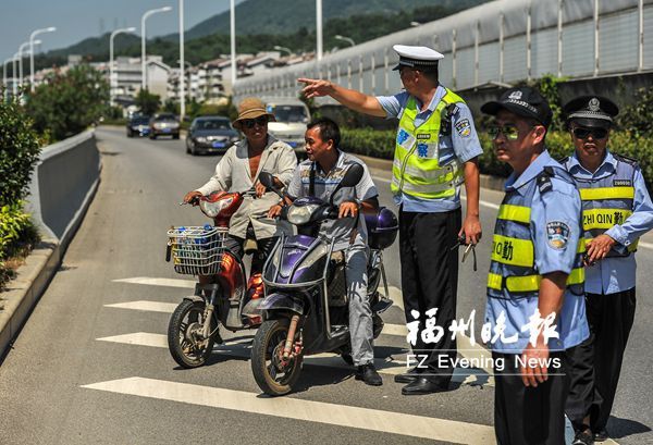 交警设卡查纠电动车驶入三环路　一小时被查36辆