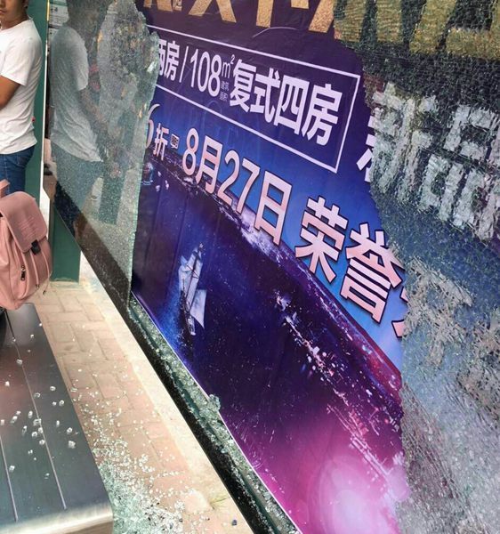 鹤林新城公交站广告灯箱玻璃爆裂　划伤候车人脚