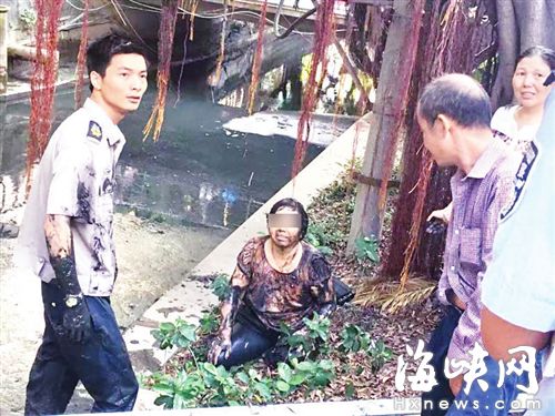  依姆被救上来，李云辉（左）已是满身淤泥（读者供图）