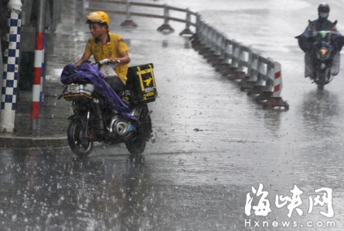 昨日下午二时许，福州屏东公交车站前，猝不及防的大雨让市民无处躲避