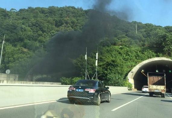 魁岐隧道面包车自燃冒出浓烟　多名司机弃车逃出