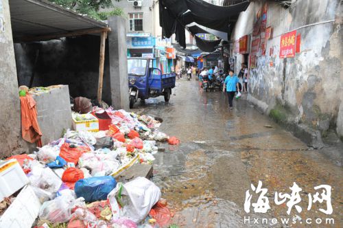 下水道被垃圾堵住，村道积水过脚踝 