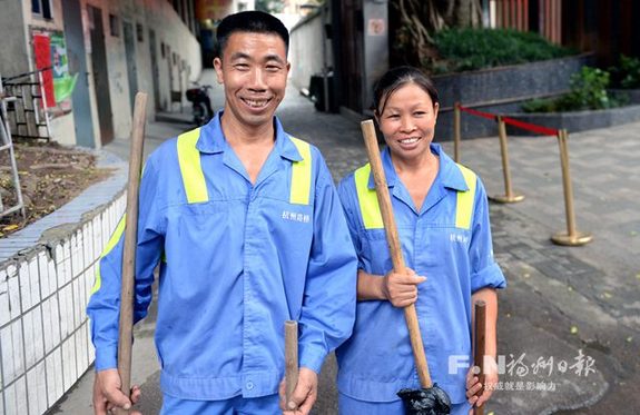 环卫工雨中“埋头”疏通下水道　市民：令人感动