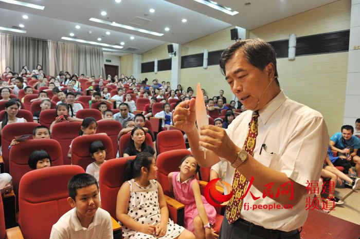 台湾教授教福州小学生“仰望星空”　受热烈欢迎