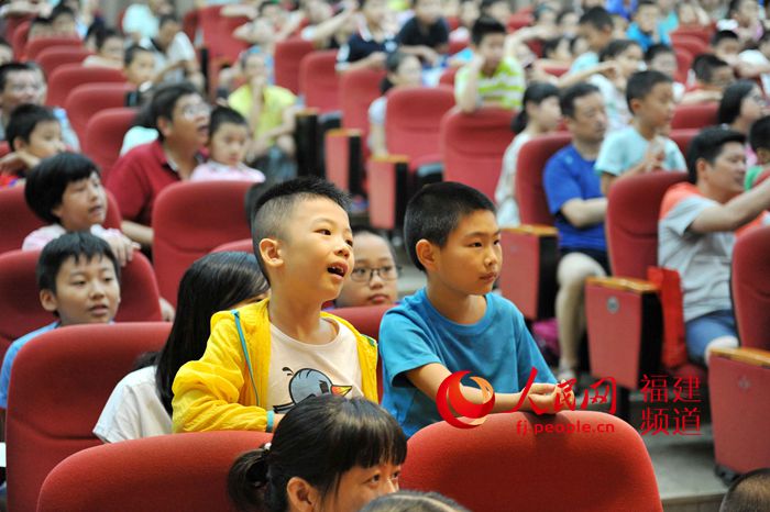 台湾教授教福州小学生“仰望星空”　受热烈欢迎