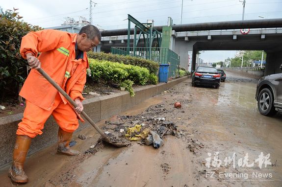 榕市区多处积水严重部门通宵抢险　道路恢复正常