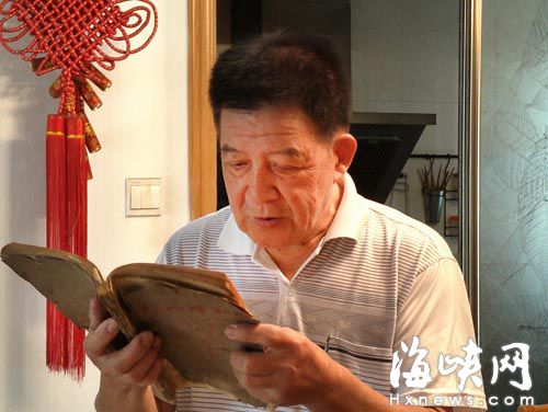 江老先生翻看禅和曲乐谱