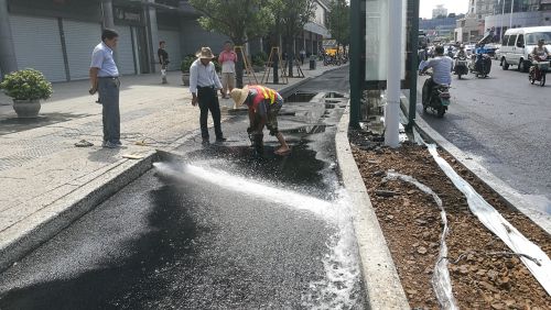 梅峰路人行道污水满地 