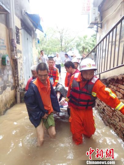 福州消防台风天转移瘫痪老人抬着老人涉水近1公里