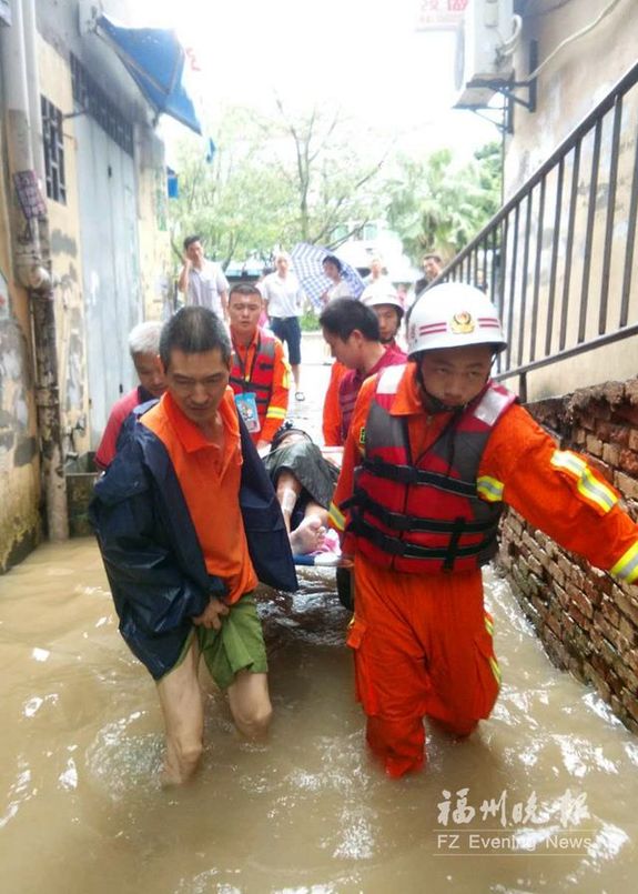 民警消防救助多名群众　积水中托起＂生命之舟＂