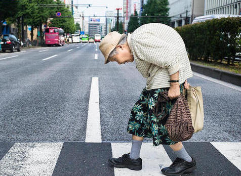 日本老龄化严重 80岁老人仍出门工作