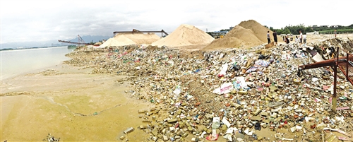 乌龙江畔堆积的河砂和建筑垃圾