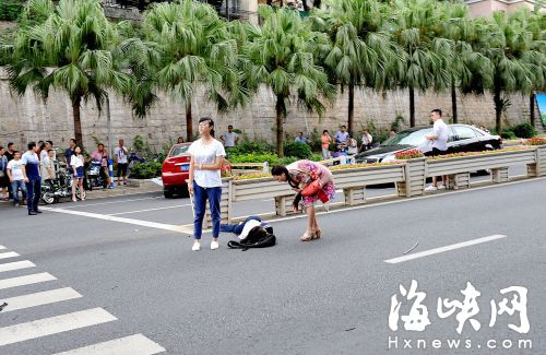 一对过路母女守护受伤倒地的女孩