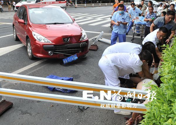 疑将油门当刹车小车冲顶电动车　母女受伤众人施救