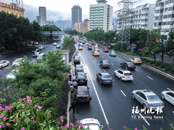 假期最后一天部分路段出现拥堵　候车乘客排长龙