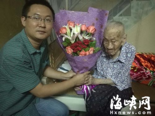海都记者代表报社给老人送去鲜花和祝福 