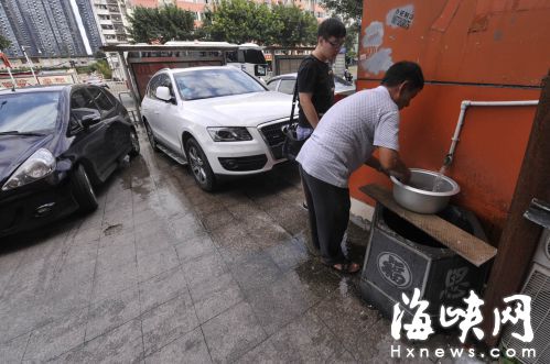 福州一建材城门口水池没下水道 污水排人行道