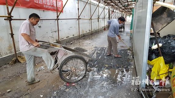 管道堵塞路面积水两个多月 象园街道介入解决问题