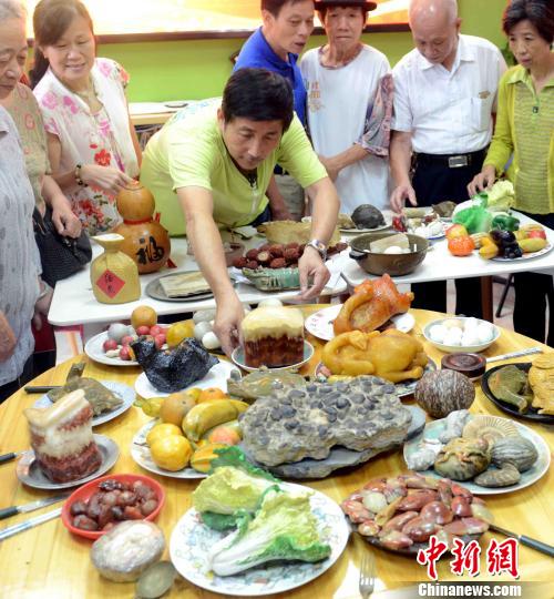 重阳节，58道“佳肴”亮相福州石头宴“满汉全席”专题展。　刘可耕　摄