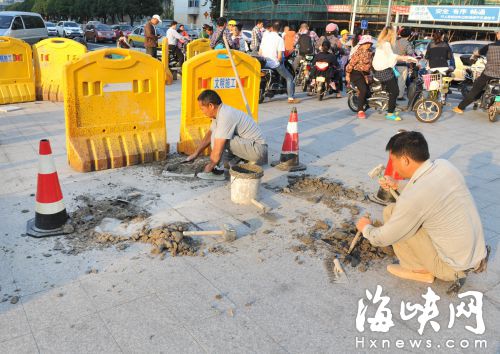 福州华林路五四路口安全岛地砖 刚铺好就翘