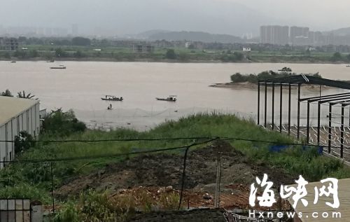 福州：乌龙江边偷卸渣土 下游就是湿地公园