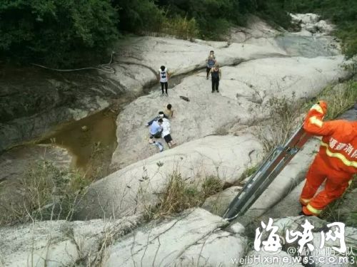 男生不慎坠落到瀑布三十米深的底部溪石上