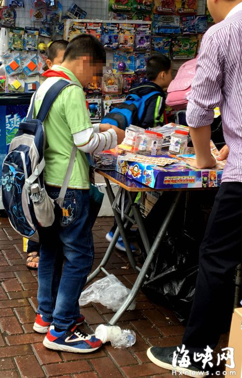 文具店内，小学生扎堆买山寨“彩票”