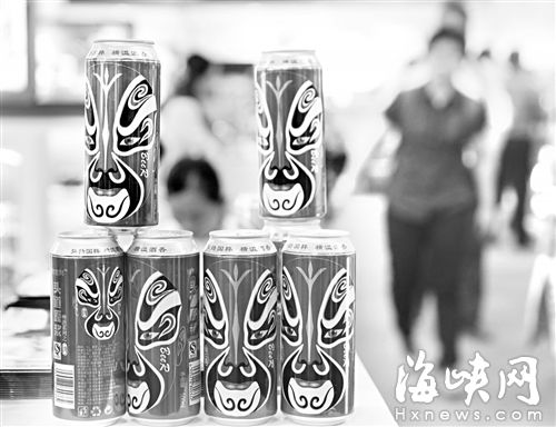 一些国产品牌啤酒，采用京剧脸谱等传统中国元素进行包装