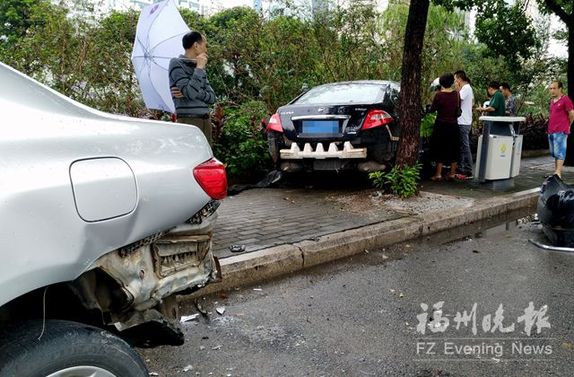 仁德路附近一辆车掉头三车遭殃　肇事车险落内河