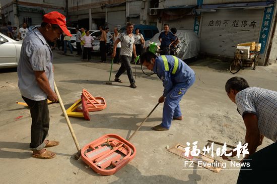 台江城管强制拆除两小区私装的地锁 已拆除第N回