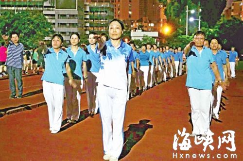 陈明颖认真领操，吸引来两百多粉丝