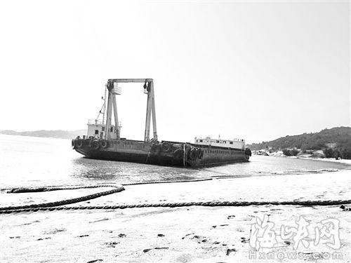 仍抛锚在海滩上的韩国工程船长近40米，宽近10米
