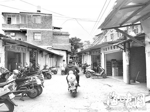 这条街道，餐馆一家挨着一家，但都开在民房里，店内不见证照