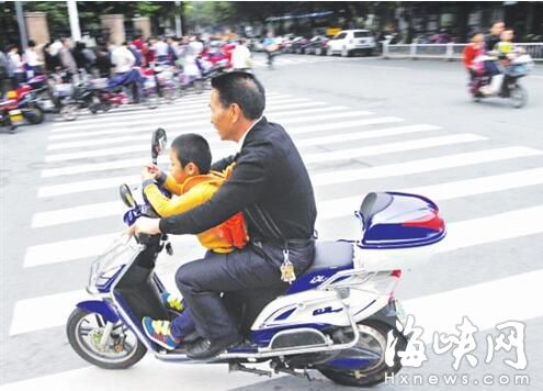 福州华林路：电动车急刹 幼儿站踏板划伤眼 