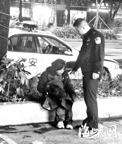 福州：智障女闹市扰民 暖心民警送回家 