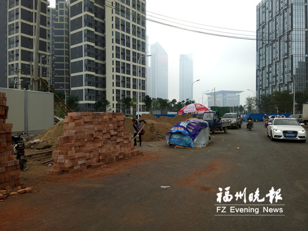 200多米路摆近十个摊位 在建道路遭占城管将整治