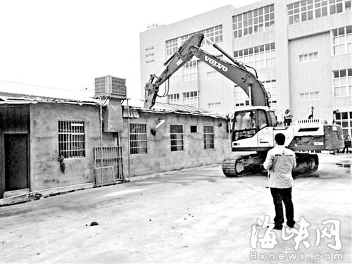 仓山相关部门在盖山拆除福顺半导体厂区内的违建（本报资料图）