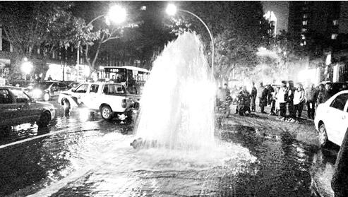 福州万科广场小车撞消防栓 人行道现“喷泉” 