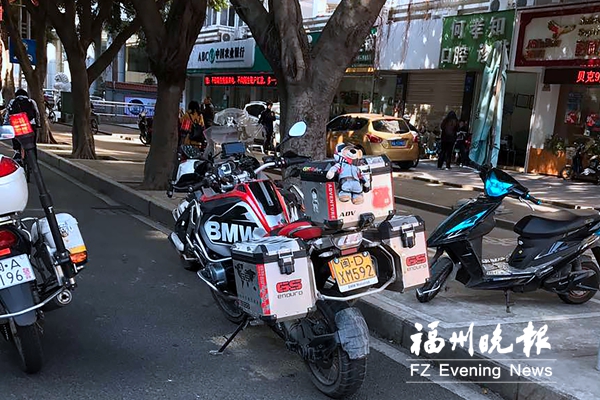 4名厦门摩托车骑手组团游福州 闯禁行被依法处罚