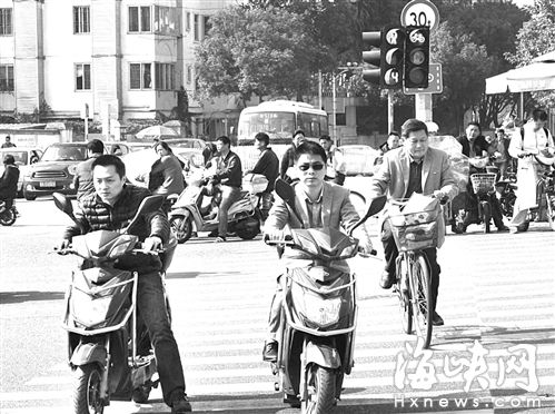 昨日上午11时许，仁德路与八一七中路交叉口，多名市民骑电动车闯红灯