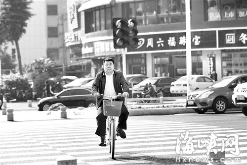 昨日10时30分，华林路与五四路交叉口，一男子骑车闯红灯