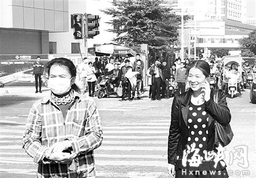 昨日上午十一时三十分，新权路与古田路交叉口，两女子闯红灯，其中一人还在打电话