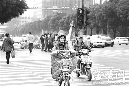 昨日上午十时二十分，湖东路与五四路交叉口，两电动车闯红灯